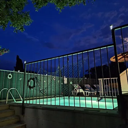 Charming With Private Pool